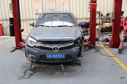 【体恤当事人 撞劳斯莱斯之V3来店免费维修_