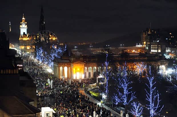 【你知道新年倒数时,英国人如何跨年?_深圳路