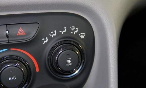 低配版车型的空调控制面板左侧旋钮可调节风向