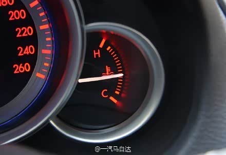 【行车时水温表报警灯亮了!您会怎么做!_湖北