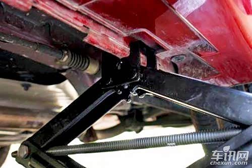 【换轮胎时你知道千斤顶应该顶在哪里吗_德宏