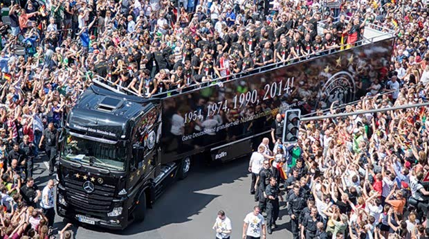 【德意志战车凯旋 让我们为英雄喝彩!_乌鲁木