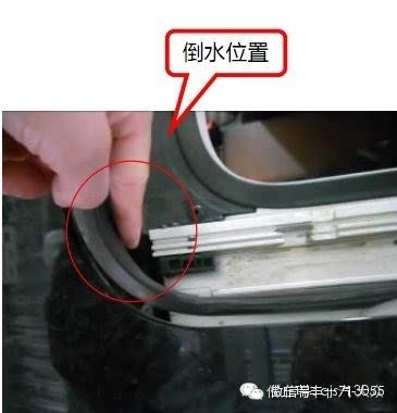 以迈腾车型为例,说明天窗排水口的位置,找到排出口可直接用手轻捏予以