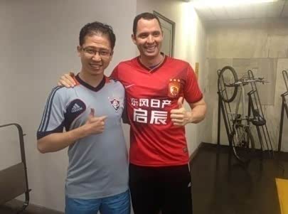 【图】广州记者遇恒大巴西球迷 求换恒大球衣