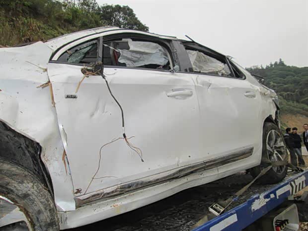 【DS5LS从70米高的山坡滚落车内5人无大碍_