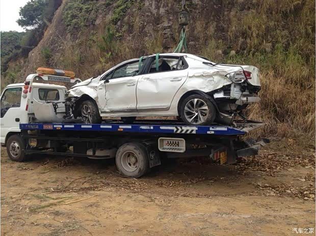 【DS5LS从70米高的山坡滚落车内5人无大碍_