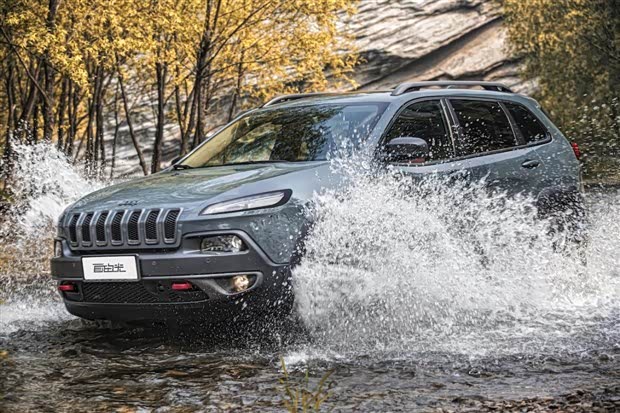 【洪涝见义勇为利器 50万级SUV涉水能力比拼