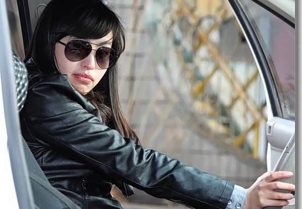 【应对突发反应慢 戴深色墨镜开车需谨慎_佛山