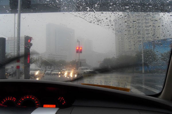 雨天行车应注意八项技巧 减少事故发生