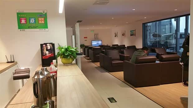 濟寧唯一一家4S店自動洗車間 溫馨的客戶休息室為您準備了精美的茶點,全自動洗車機讓您的愛車洗個澡。在這里您可以坐在舒服的沙發里,喝著咖啡,愜意的等待您的愛車煥然一新的交付到您的手上。 ·活動時間:12月1日-12月31日 ·活動內容: 1、進店禮: A、精美預約禮品一份; B、免費享受價值500元的尾氣檢測、四輪定位(當天前五名)、發動機內窺鏡檢測(以上需預約);濟寧金匯達售后服務預約熱線:0537-5153688(預約時間:08:30-17:00)(預約需提前