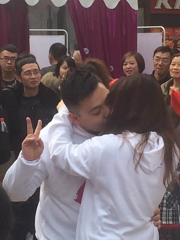 【新奔奔情人节教室接吻大赛_万友长安江南新