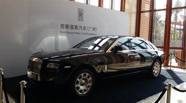 吴川吉兆湾国家海洋渡假区的高尔夫球会所里,展示着一台劳斯莱斯