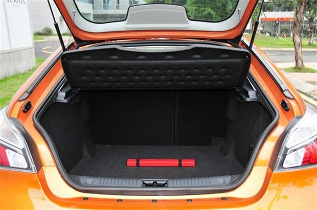 得益于掀背式设计,mg6的后备箱开启角度非常大,便于车主取放行李.