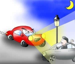 当本车灯光投射距离由远变近时,表示汽车驶近或驶入上坡道;当车灯光