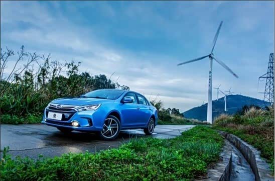 【全情加速比亚迪秦获新能源汽车年度冠军_大