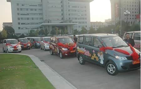 2排量的五菱宏光当婚车,咱这结婚也积极响应国家号召,实现节能减排.