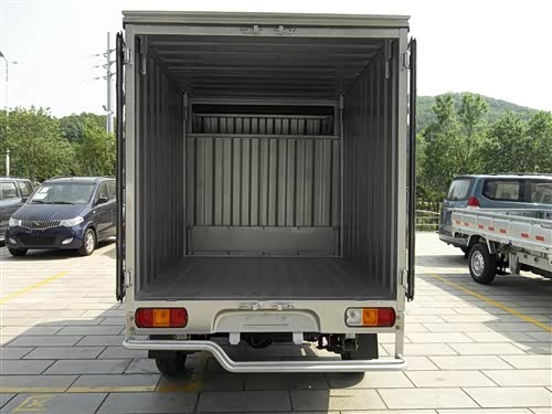 【威海恒友五菱荣光双排箱货到店实拍_威海恒