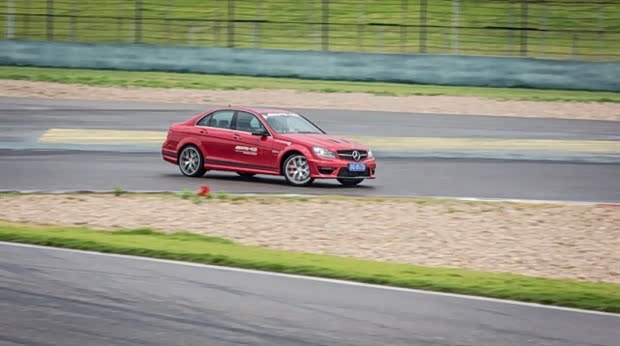 【AMG驾驶讲堂第五课:转向不足与转向过度_