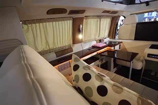 【开奔驰房车 新年持中国驾照去境外潇洒_嘉兴