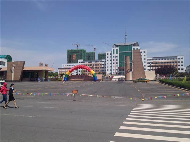 东风悦达起亚文登荣达专营店于文登一中考场附近设立送水点,为考生