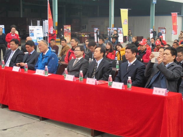 东风商用车公司总经理黄刚出席启动仪式,并宣布"出彩天龙哥中国好司机