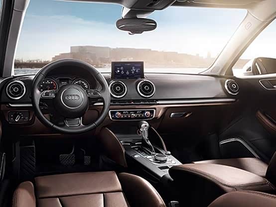 集成式导风板,降低行驶风噪,让旅程在高速中静谧前行.