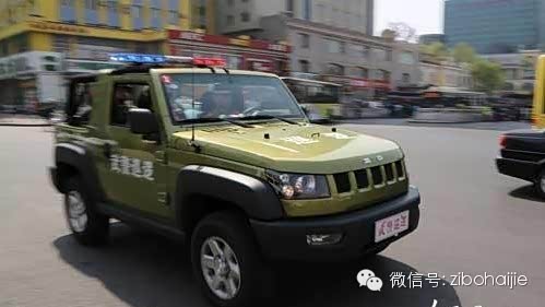 在《北京青年》中,e系列与青春靓丽的"海归女"叶坦共同出镜,其饰演图片