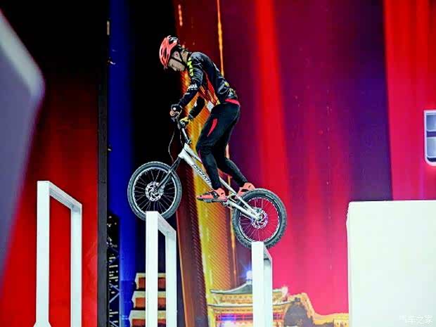 【出彩中国人追风少年晋升奶爸_荣腾汽贸