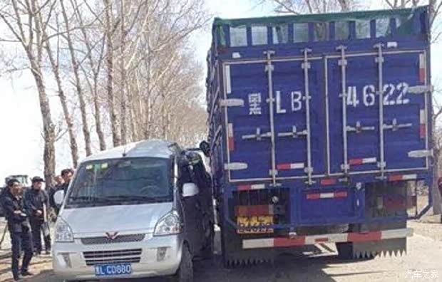 【哈尔滨未审幼儿园自制校车与大货车相撞_贵