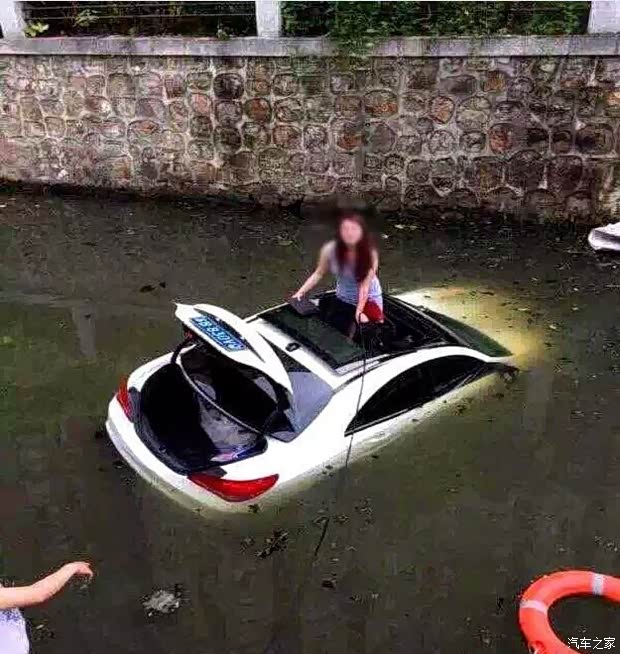 奔驰cla-女司机冲进河道-爬窗逃生