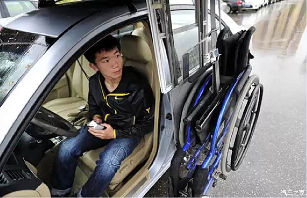 【高中生驾车德育箱残疾人发明再无忧!_大连高中轮椅图片橱窗图片