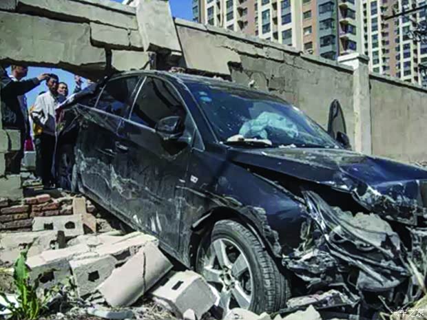 【<em>疯狂女司机</em> 在玩穿墙术_临沂凯华汽车新闻资