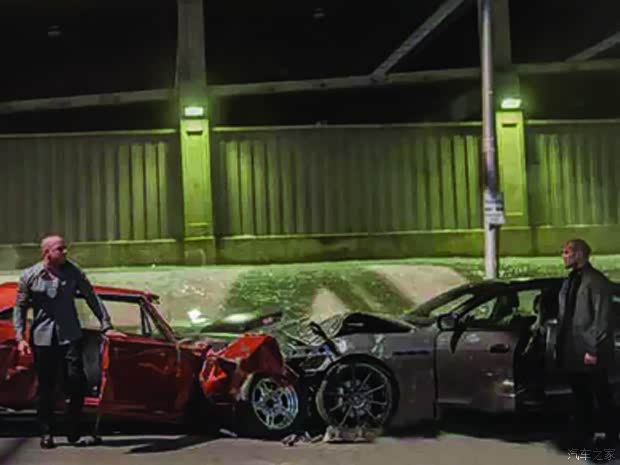 【<em>疯狂女司机</em> 在玩穿墙术_临沂凯华汽车新闻资