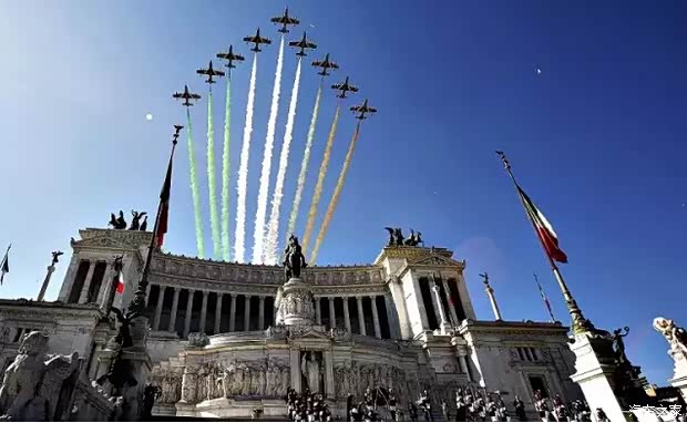 【意大利国庆日 佛罗伦萨小镇狂欢_尊荣亿方哈