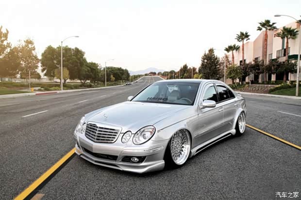 【完美绅士奔驰 W 211 气动改装案例_日照金