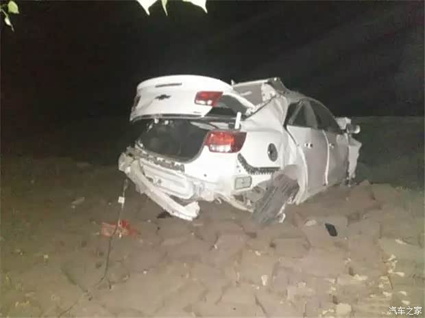 【100码飞出15米悬崖!迈锐宝真不是盖的_雪佛