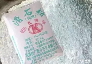 可用一把滑石粉(小孩用的痱子粉也可以)涂于门内橡胶缝条之上,症状