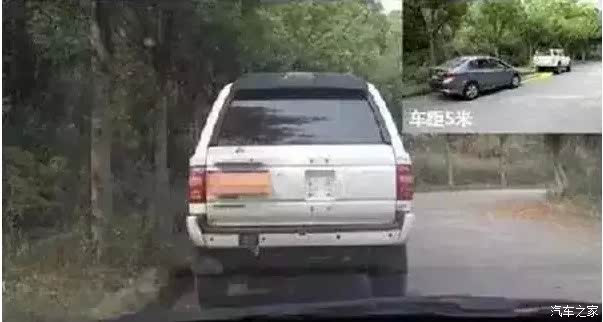 三,右后视镜判断后车距离