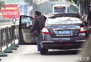 开车门撞人套图 开车门撞到电动车 车门撞人交