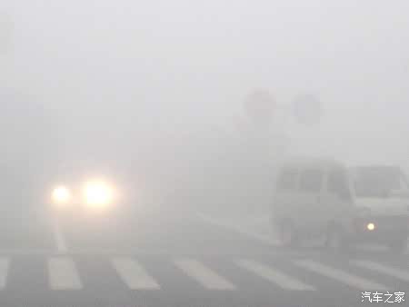 【大雾引发事故 教您如何来保持视线清晰_捷亚