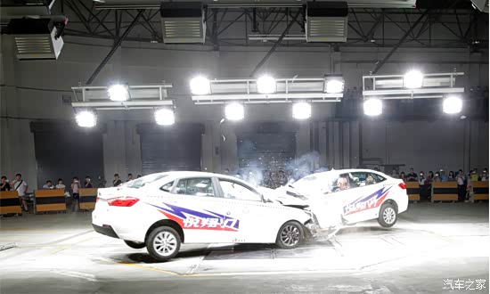 【长安悦翔V7两车偏置对碰撞上演速度与激情