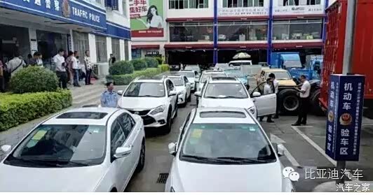 【比亚迪秦 唐挤爆车管所 4S店现抢车潮_汽车