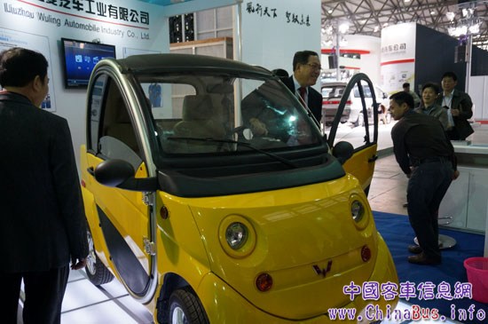五菱新能源车亮相中国工业博览会广告