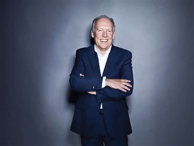 捷豹全球设计总监严凯伦荣获密涅瓦奖章广告