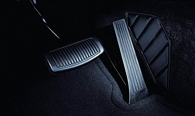 如果您的汽车油门突然卡死了怎么办