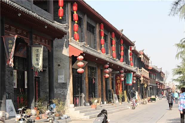 各种源于青州的古玩和小吃都可以在这里找到,古街上的一切仿佛把大家