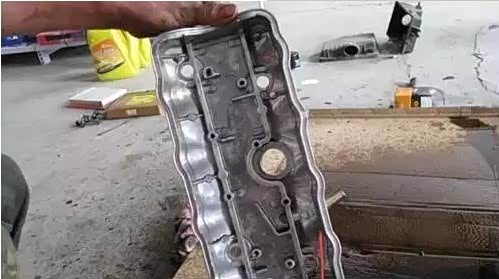 汽车发动机怎么看机油够不够 130678582350823584.jpg