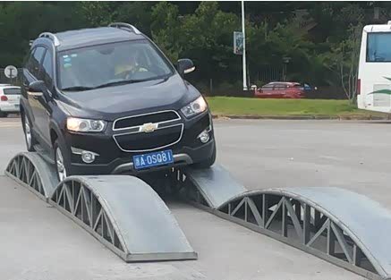 就是我们以往考驾照的"单边桥".