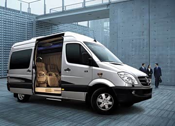 德国足球巨星与奔驰商务名车对对碰