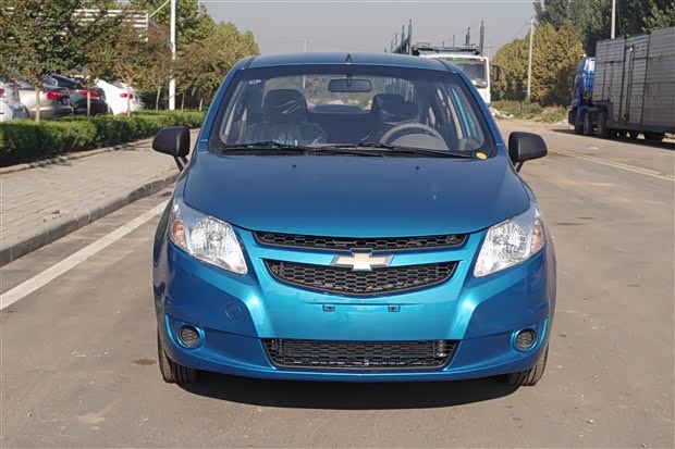 心动不如行动,就近选择吧,去了久期昌润雪佛兰4s店.在店门外,被一抹蓝